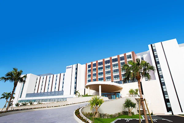 Hilton Okinawa Chatan Resort ใกล้ American Village สำหรับทริปที่ต้องการจอดรถแล้วเดินเที่ยวช่วงเย็น