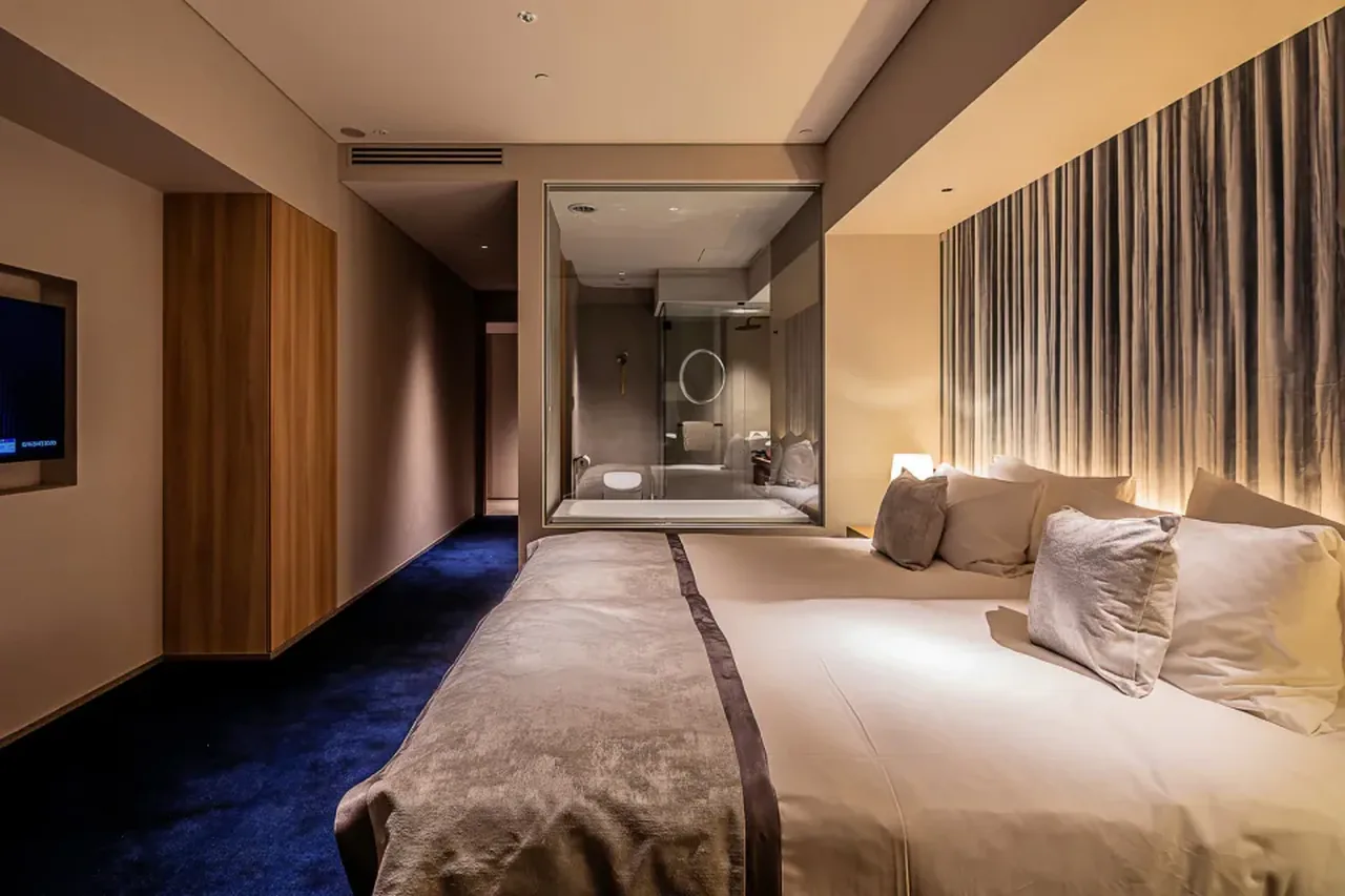 ห้องพัก MUWA NISEKO พร้อมเตียงและห้องน้ำ