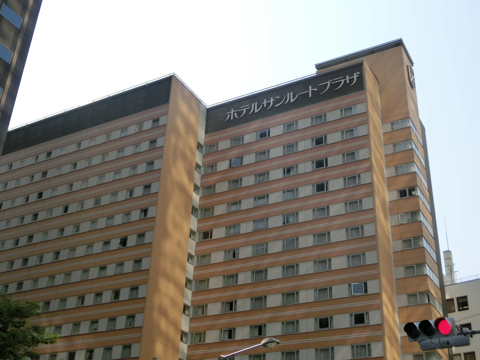 อาคาร Hotel Sunroute Plaza Shinjuku มองจากถนน