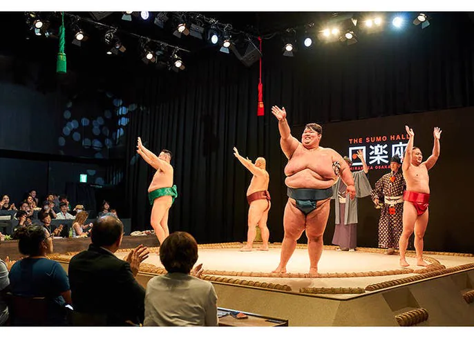 ภาพบรรยากาศการแสดงของนักมวยปล้ำบนเวทีดินใน Osaka THE SUMO HALL HIRAKUZA OSAKA