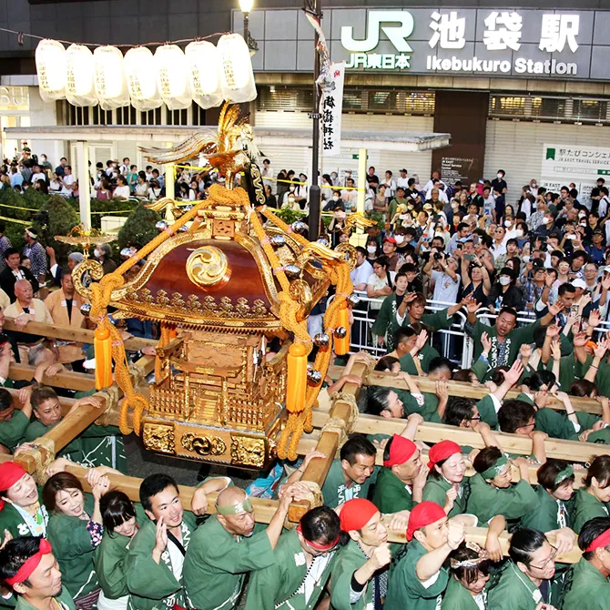 งานเทศกาลฟุคุโระขนาดใหญ่และโคมไฟพระราชวังที่หน้าทางออกตะวันตกของสถานีชิโคบุคุจิและฝูงชนผู้ชม