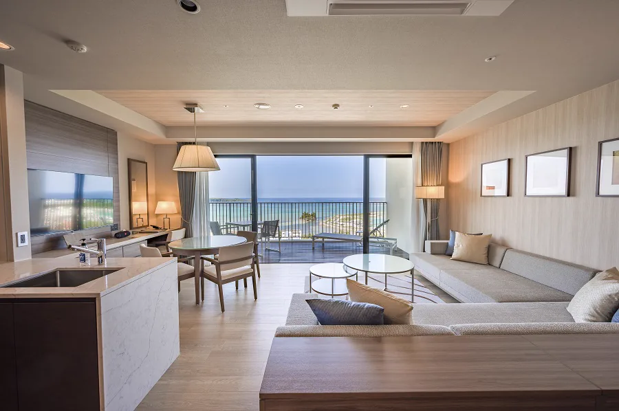 ห้องพักของ HIYORI Ocean Resort Okinawa สำหรับ 5 คน สามรุ่นอยู่ร่วมกัน ต้องจัดสรรที่นอนอย่างเป็นทางการ เตียงเสริม และเตียงนอนเล่นก่อนเข้าพัก