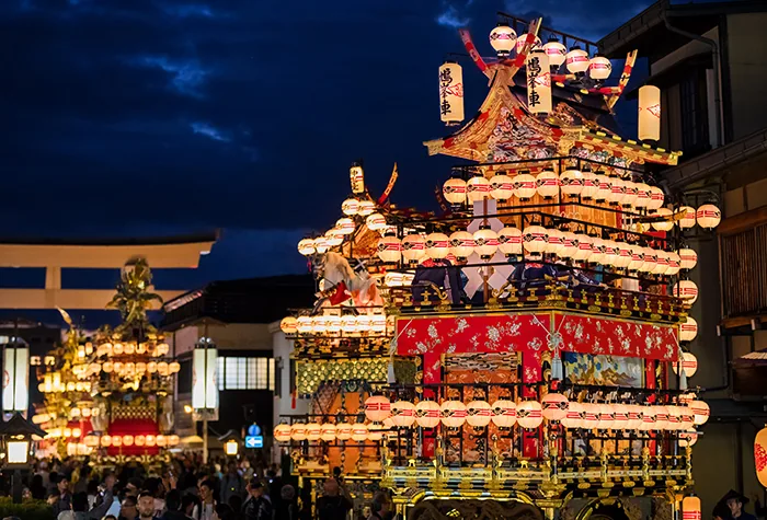 บรรยากาศรถแห่ประดับโคมไฟในคืน Takayama Autumn Festival
