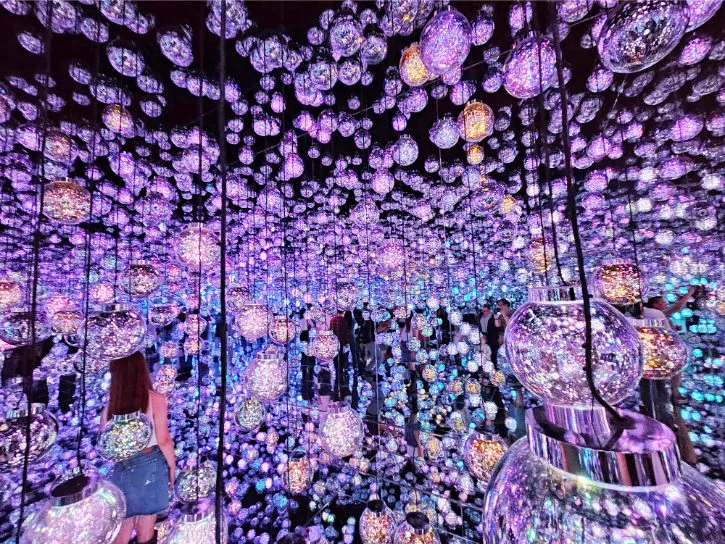 นิทรรศการ Bubble Universe ของ teamLab Borderless ที่ลูกบอลเรืองแสงและกระจกสะท้อนที่ขยายออกไปไม่รู้จบ
