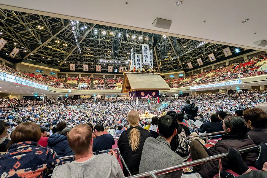 มุมมองจากเบาะบนชั้น 2 ของ Kokugikan สามารถเปรียบเทียบความรู้สึกของระยะห่างระหว่างที่นั่ง B กับ C ในงาน Sumo กันยายน 2026