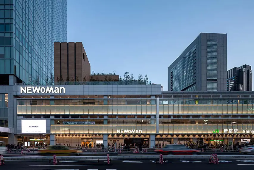 บริเวณทางออกใต้ของสถานีชินจูกุ ใกล้ NEWoMan และ Busta Shinjuku