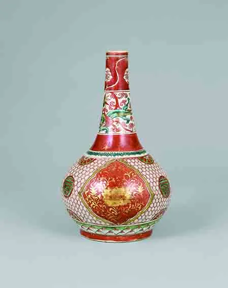 เครื่องเคลือบจีนสีสันสดในนิทรรศการ Nezu Museum