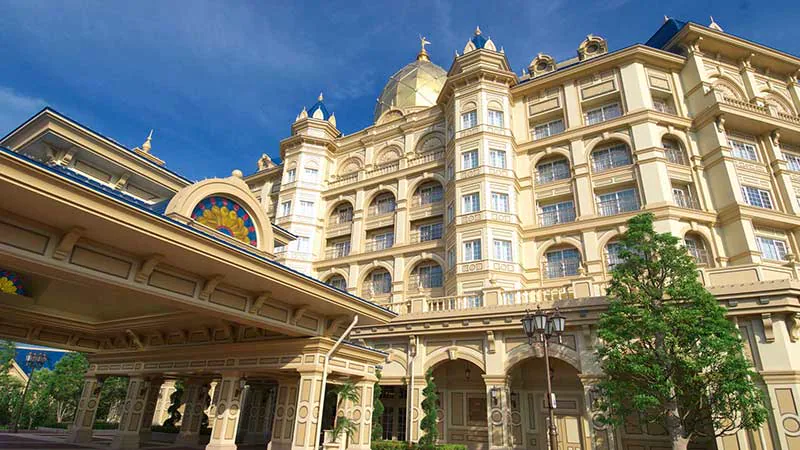 Tokyo Disneyland Hotel อยู่ตรงข้าม Tokyo Disneyland ทำให้การกลับห้องระหว่างวันเป็นส่วนหนึ่งของกลยุทธ์ได้จริง