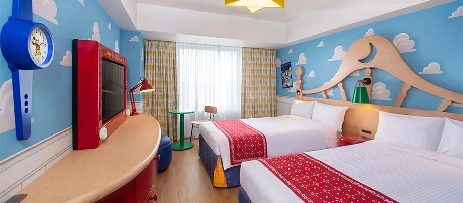 Toy Story Hotel ห้อง 4 คนใช้ 2 regular beds, trundle และ pull-down จึงเหมาะกับ 2 ผู้ใหญ่ 2 เด็กมากกว่าการเทียบแบบ 4 เตียงเท่ากัน