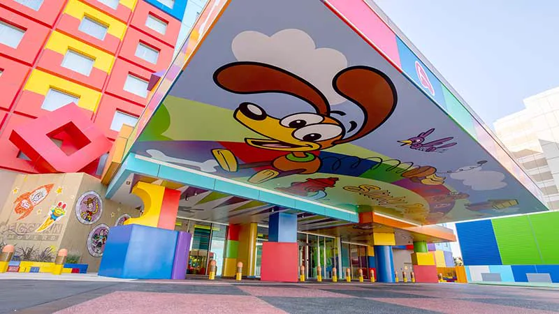 ทางเข้าโทธีม Toy Story เหมาะสำหรับครอบครัวที่ต้องการสัมผัสประสบการณ์ Disney ภายในโรงแรมเอง