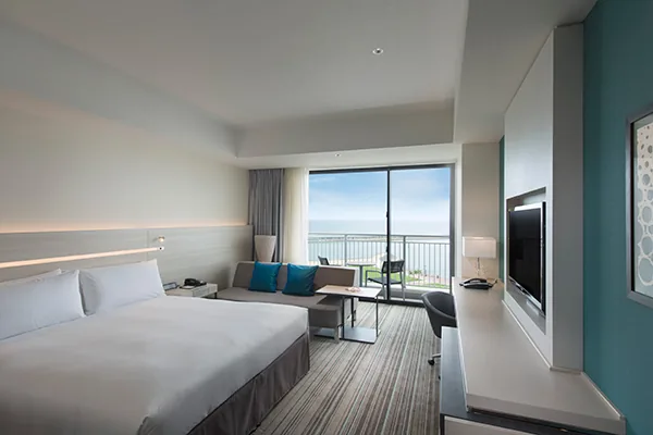 ห้องพักและพื้นที่เตียงของ Hilton Okinawa Chatan Resort