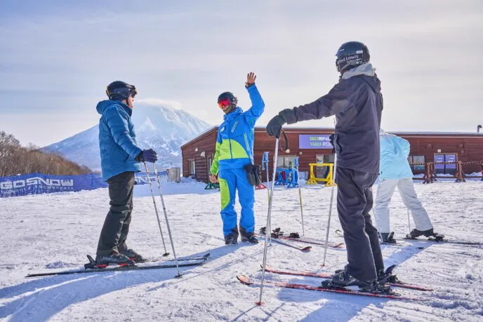 ภาพจริงของคอร์สเรียนสกีสำหรับผู้เริ่มต้นที่ Niseko ก่อนเรียนต้องเตรียมอุปกรณ์และบัตรสกีให้เรียบร้อย เพื่อไม่ให้เสียเวลาอันมีค่าของโค้ชในการปรับอุปกรณ์