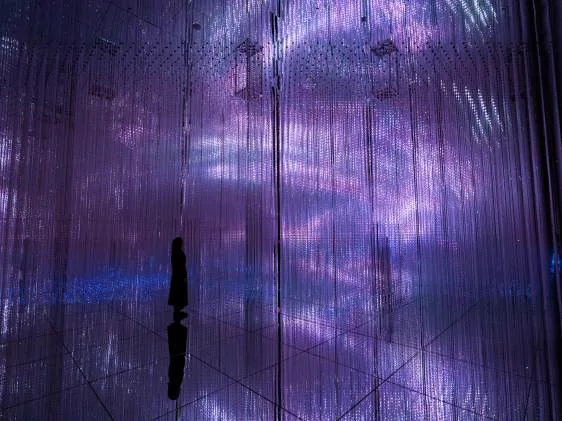 teamLab Biovortex Kyoto Infinite Crystal World จุดแสงสีม่วงน้ำเงินและกระจกสร้างพื้นที่ขยายออกไปอย่างไม่มีที่สิ้นสุด