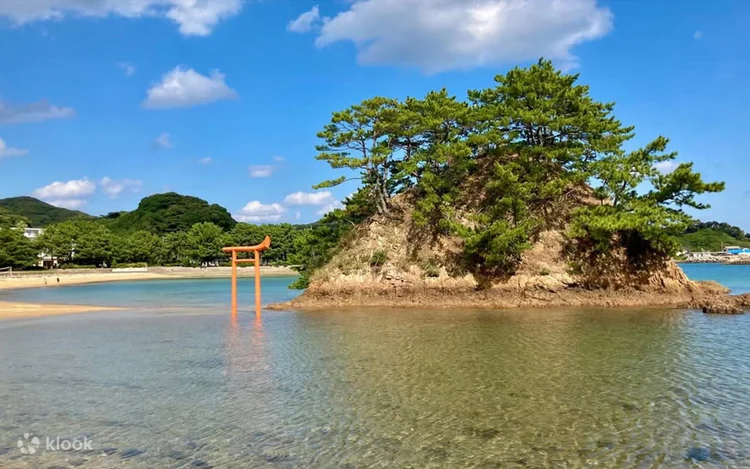 การเดินทางจากท่าเรือ Kaminato ไปเกาะ Oshima ใน Munakata ซึ่งค่าเรือผู้ใหญ่ปัจจุบันอยู่ที่ 570 เยนต่อเที่ยว