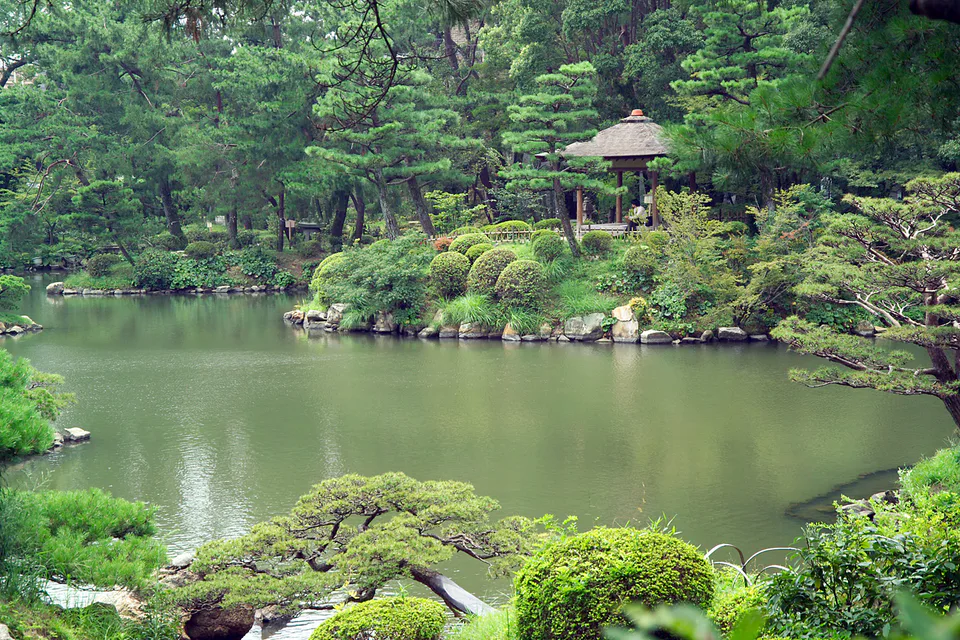 ภาพของบ่อน้ำและสวนในสวนซากุระเค็นเคียวในฮิโรชิมา