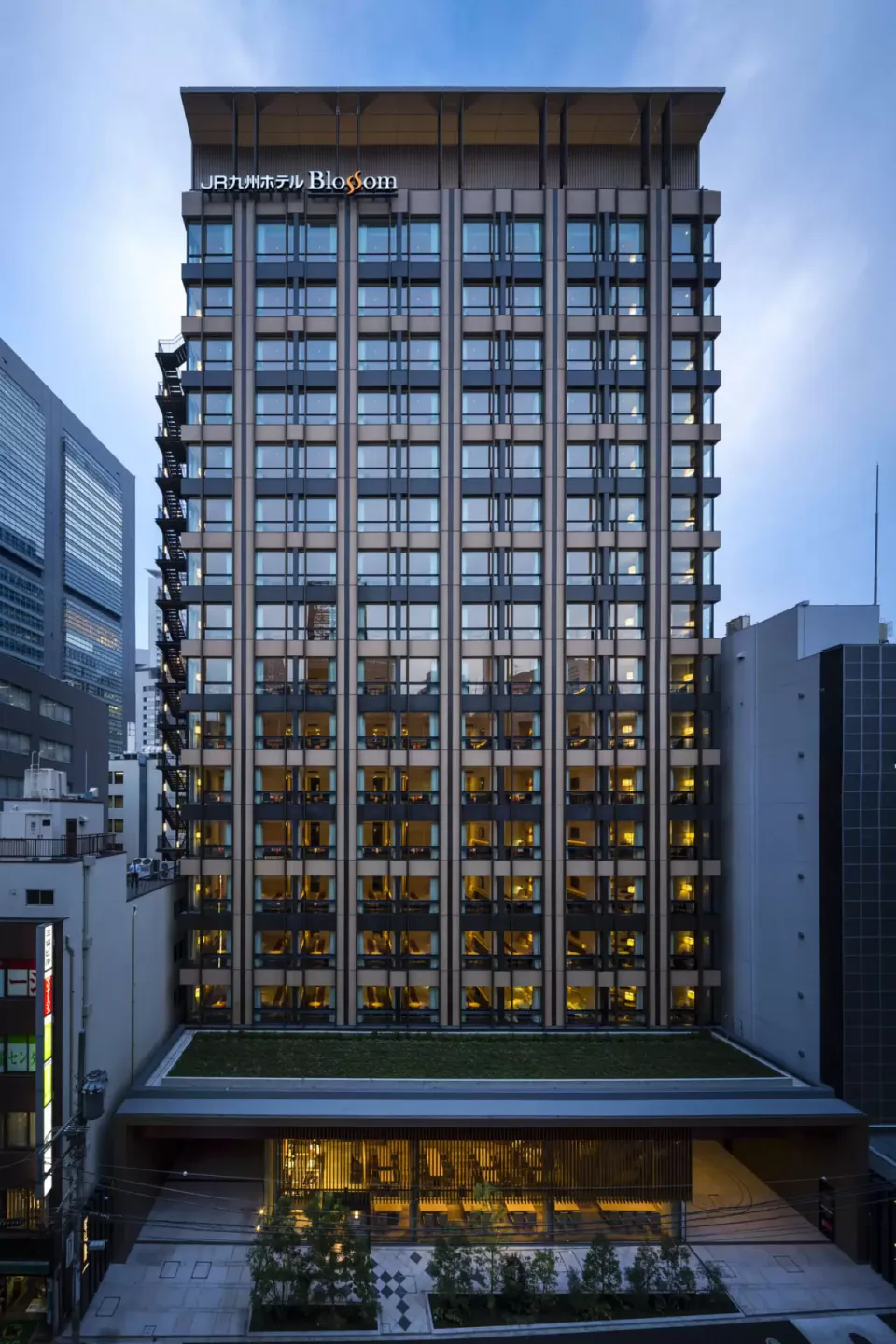 Hotel Gracery Shinjuku vs JR Kyushu Hotel Blossom Shinjuku|ฝั่งตะวันออกกลางคืนหรือฝั่งใต้ลากกระเป๋าง่ายกว่า?