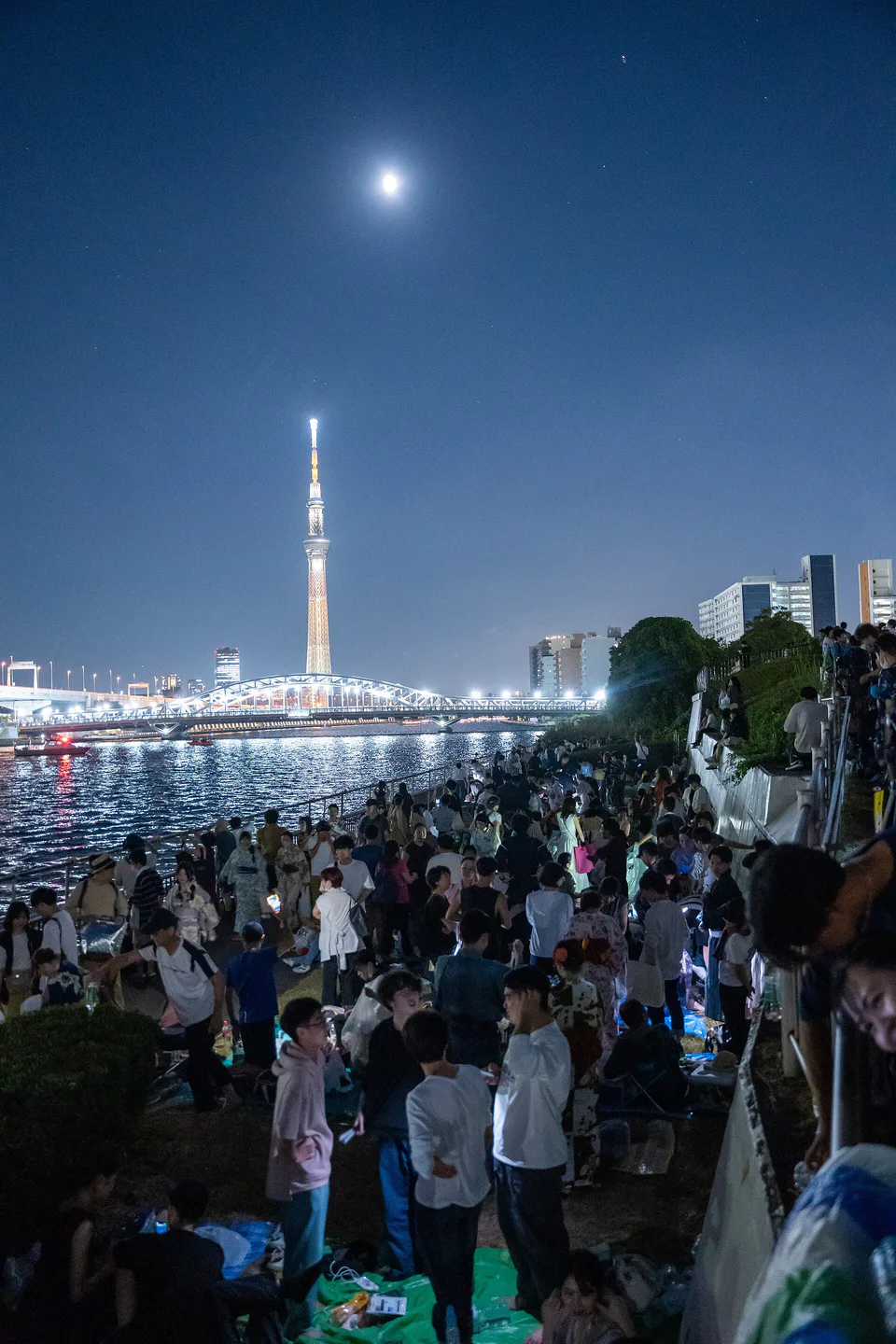 ฝูงชนในงาน Sumida River Fireworks ใกล้แม่น้ำสุมิดะและ Tokyo Skytree