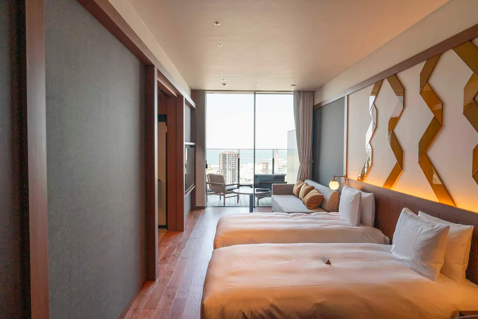ONE FUKUOKA HOTEL ห้องเตียงคู่ Terrace Twin และห้องพักสำหรับเพื่อนสนิทในฟุกุโอกะพร้อมพื้นที่พักผ่อนในห้อง