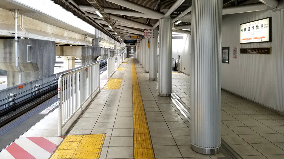 ชานชาลาสถานีรถไฟพิพิธภัณฑ์รถไฟสาย New Shuttle ที่ไซตามะ เป็นเส้นทางสุดท้ายก่อนเปลี่ยนรถที่โอโมยามะเพื่อไปยังพิพิธภัณฑ์