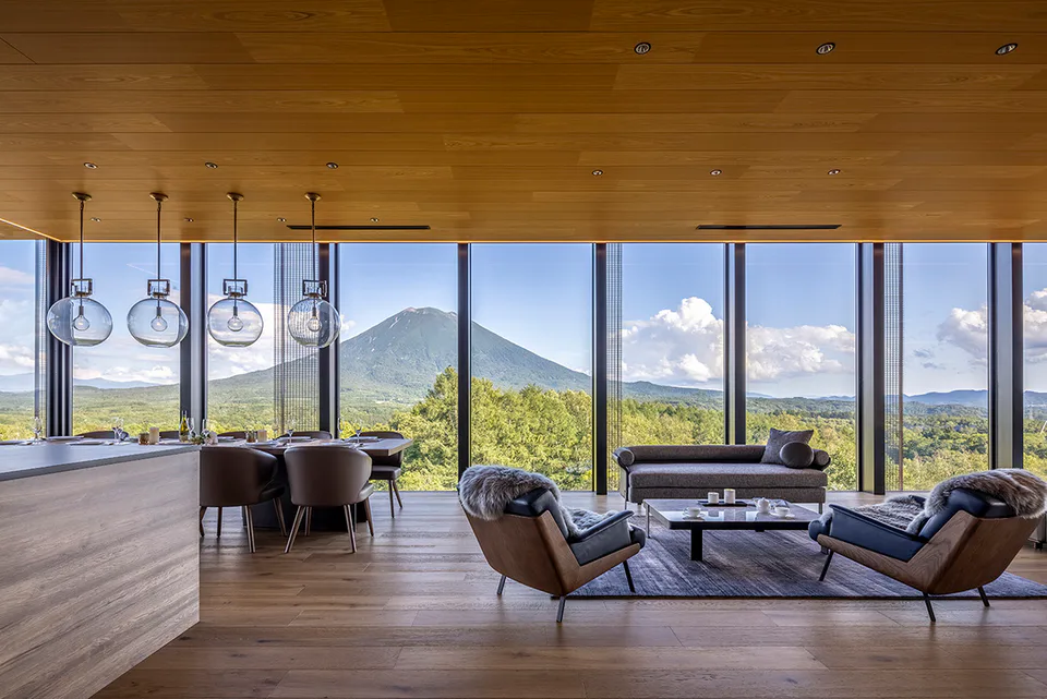 อพาร์ตเมนต์ชั้นบนสุด 4 ห้องนอนของ Intuition Niseko พร้อมห้องนั่งเล่นและที่พักสำหรับ 8 คน