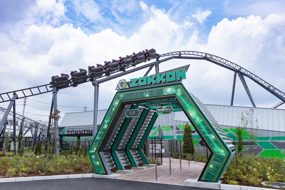 ทางเข้าและรถไฟของเครื่องเล่น ZOKKON รถไฟเหาะแบบมอเตอร์ไซค์ที่ Fuji-Q Highland มีข้อจำกัดความสูงอยู่ที่ 120 ถึงไม่เกิน 195 เซนติเมตร