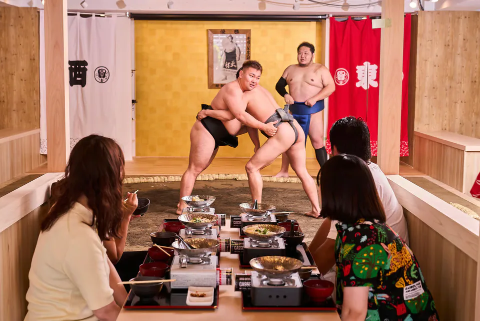 ลองดูปฏิทินกิจกรรมก่อนเข้าชมประสบการณ์ซูโมะที่โตเกียว: สำหรับแต่ละสถานที่แข่ง อย่าเร่งรีบซื้อบัตรจำลองการแข่งขัน หากไม่มีการแข่งขัน ก็สามารถเลือกดูการซ้อมเช้า หรือการแสดงซูโมะได้