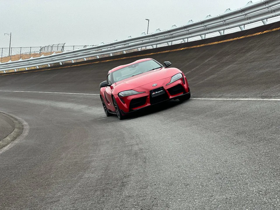 เลือกขับรถบนสนาม Fuji Speedway อย่างไร? ¥3,300 ขับเอง 3 รอบ, เช่ารถ GR, ทัวร์รับส่งโตเกียวไม่ใช่เรื่องเดียวกัน