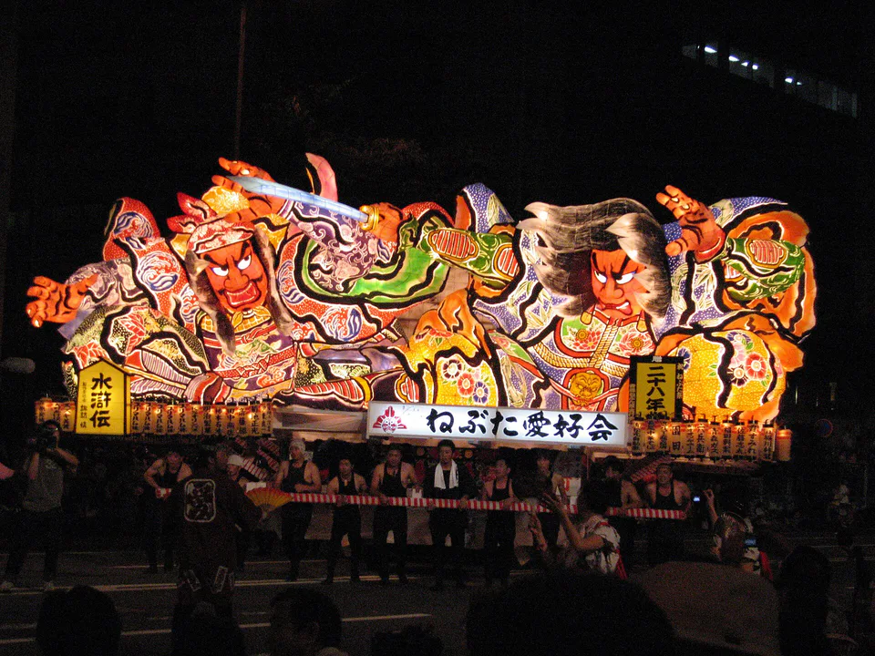 ขบวน Aomori Nebuta ยามค่ำคืน โคมขนาดใหญ่ส่องสว่างเหนือเส้นทางเทศกาล