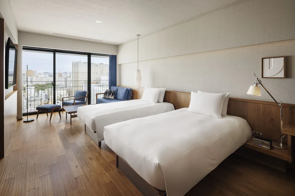 Southwest Grand Hotel โอกินาว่ามีห้องพักและพื้นที่นอนกว้างขวาง