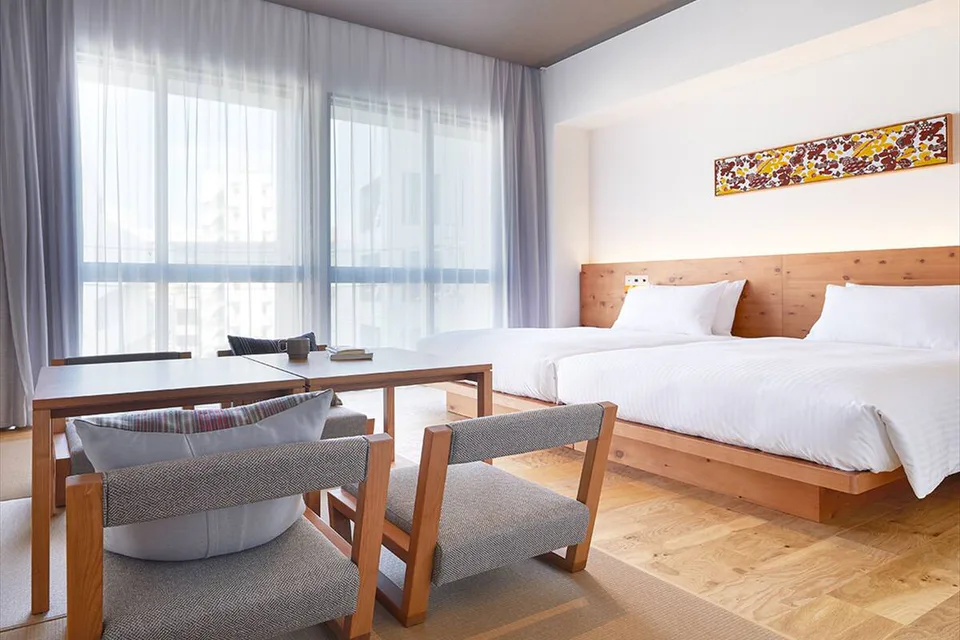 ห้องพักและพื้นที่เตียงของโรงแรม STRATA NAHA
