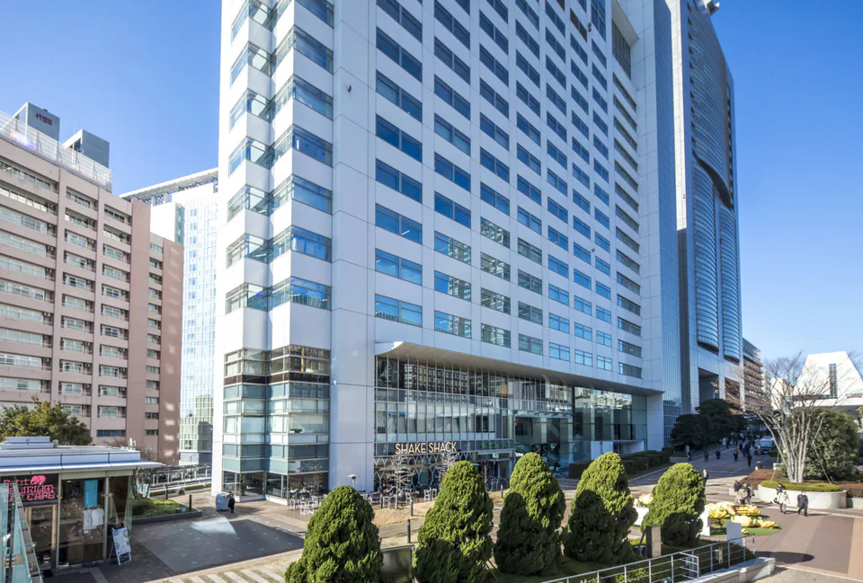 Tokyo honeymoon hotels: comparing high-floor views, Shibuya nightlife, onsen and transport efficiency