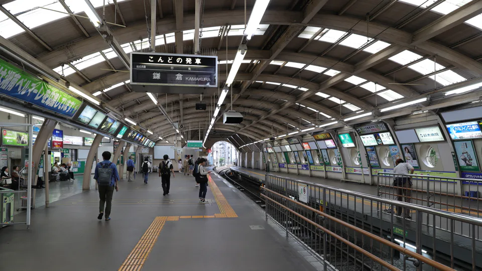 ชานชาลาสถานีโจนูจิมะเทอเรซ สถานีเชื่อมต่อที่พักและการเดินทางระหว่างฟูจิซะ, เกาะโจนูจิมะ และคามาคุระ