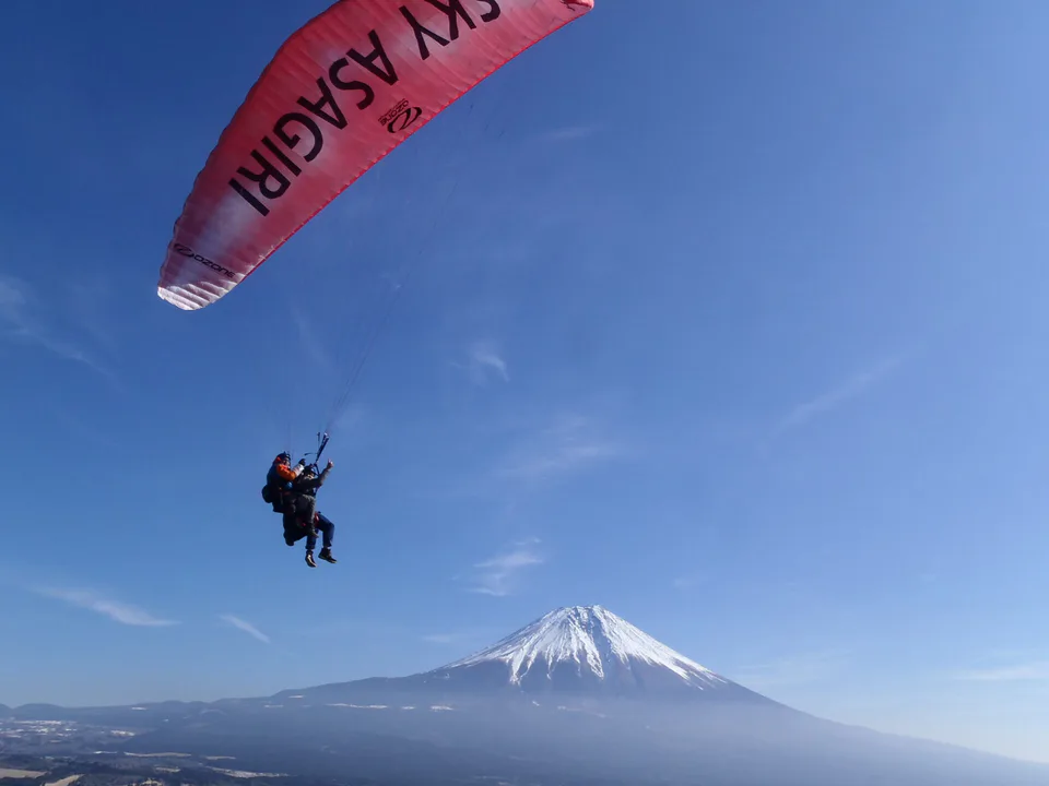 พาราไกลดิ้งแบบ tandem ที่ Sky Asagiri บริเวณ Asagiri Plateau พร้อมภูเขาไฟฟูจิเป็นฉากหลัง