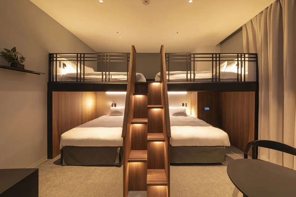 Hotel Keihan Namba Grande Bunk Bed Room สำหรับกลุ่มเพื่อน 4–5 คน มีเตียงประจำ 4 เตียงและอ่างล้างหน้า 2 อ่าง