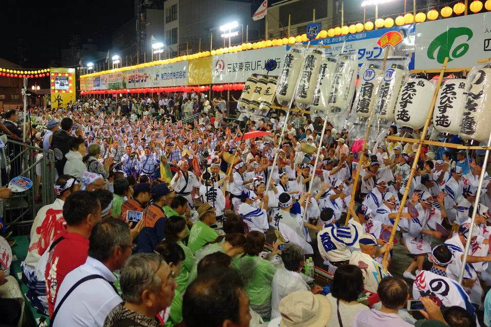 คณะเต้น Awa Odori เดินขบวนเป็นแถวในสนามแสดงแบบมีค่าเข้าชม