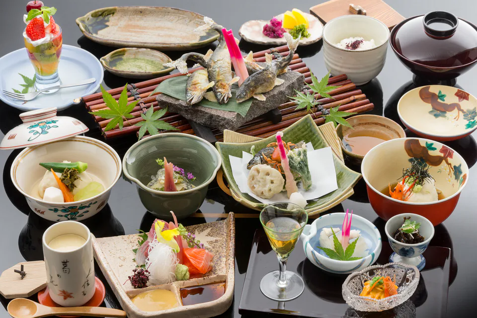 อาหารตามฤดูกาลที่เสิร์ฟบนคาวาโดโกะในคิฟุเนะ