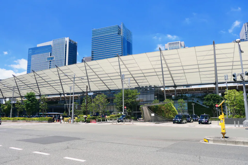 บริเวณสถานีโตเกียว เหมาะกับคนที่ให้ความสำคัญกับชินคันเซ็นและการเดินทางระหว่างเมือง