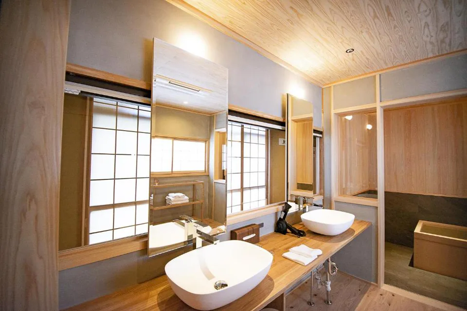 ห้องพักและพื้นที่อาบน้ำในโรงแรม Premier Hotel -CABIN- Asahikawa