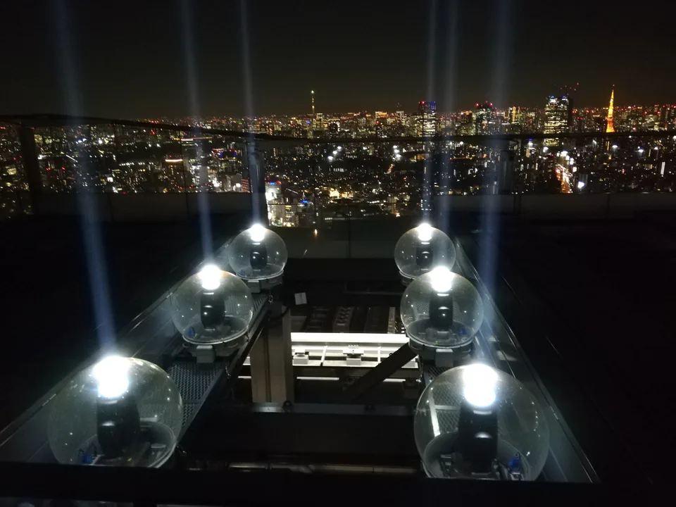 SHIBUYA SKY วิวกลางคืนของโตเกียว; ในฤดูร้อนสามารถย้ายจุดชมวิวกลางแจ้งไปช่วงเย็น แต่ยังต้องคำนึงถึงพายุฝน ฟ้าแรง และสถานะการเปิดดาดฟ้า