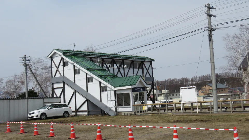 JR Biei Station เป็นฐานขนส่งสำคัญ แต่จุดชมวิวหลักของบิเอะกระจายออกจากสถานี