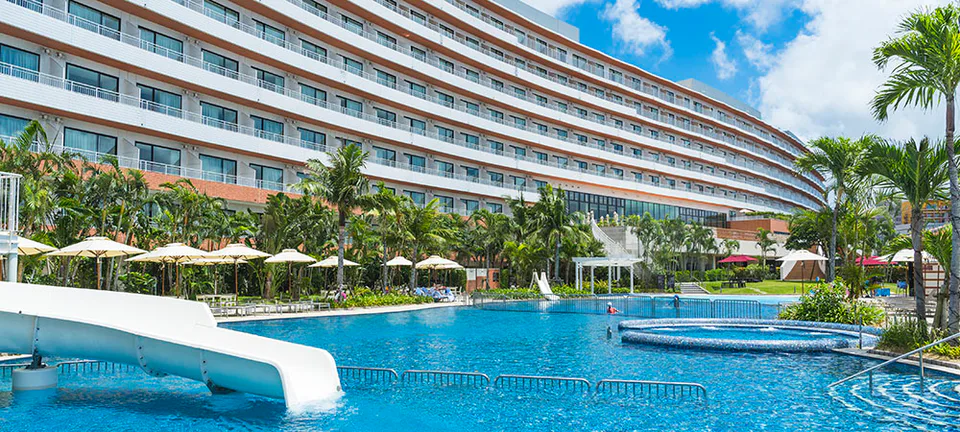 รีสอร์ท Hilton Okinawa Chatan พร้อมวิวชายหาดและธรรมชาติ