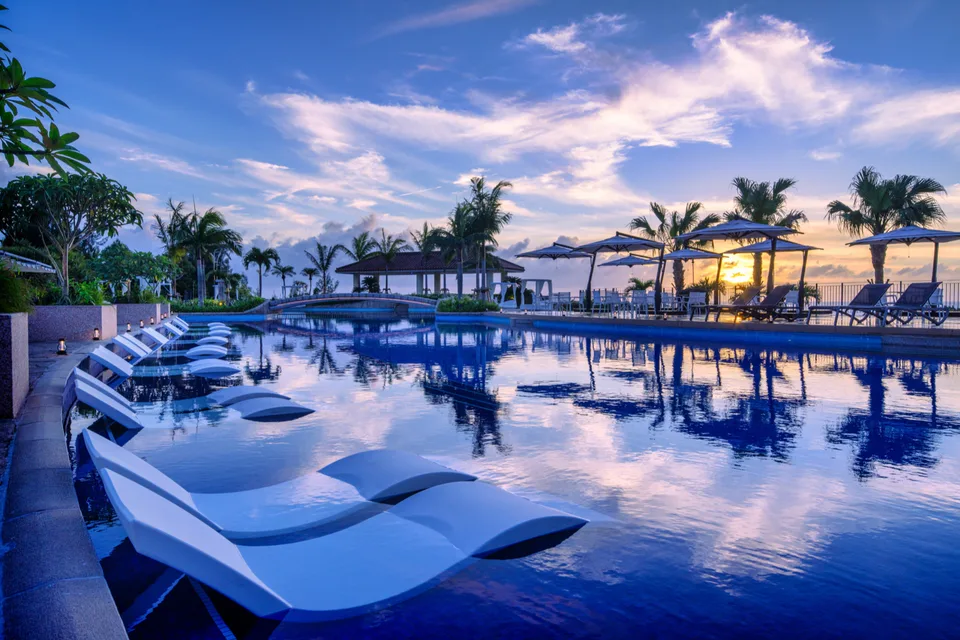 Oriental Hotel Okinawa Resort & Spa สระว่ายน้ำในสวน 170 เมตร เป็นสถานการณ์การใช้งานของโรงแรมสำหรับครอบครัวในโอกินาว่า