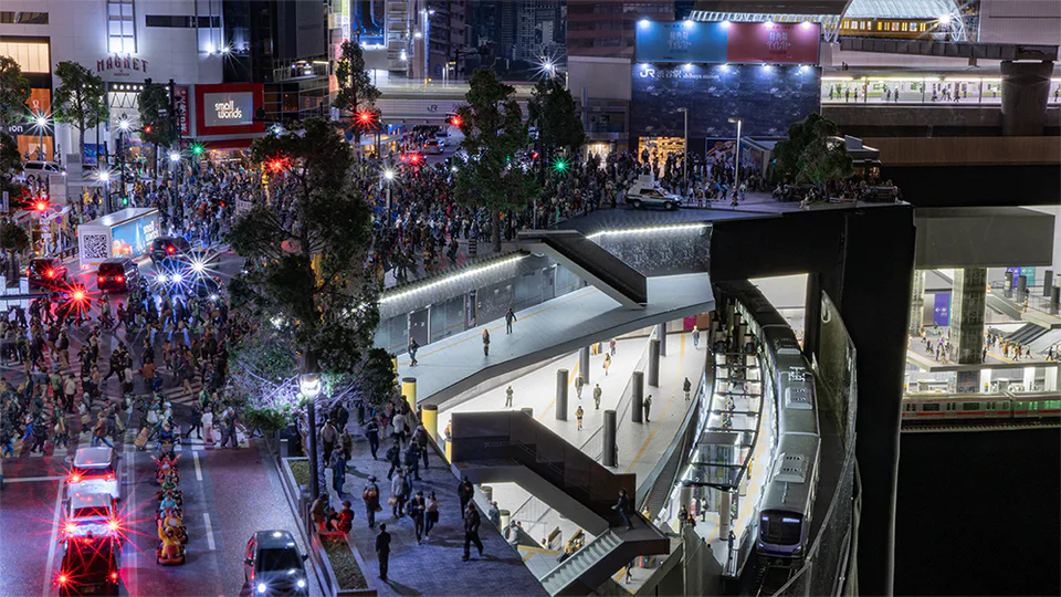 Shibuya Area ใน SMALL WORLDS Tokyo พร้อม Scramble Crossing สถานีและรางรถไฟหลายระดับ