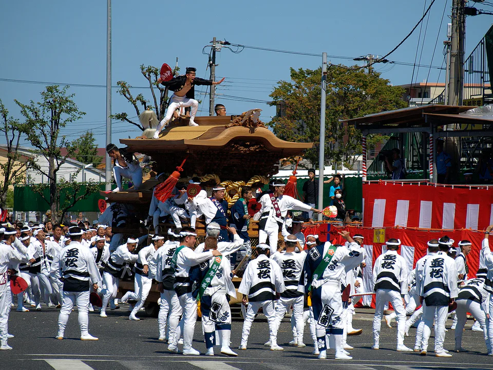 รถดันจิริของ Kishiwada Danjiri Matsuri เคลื่อนผ่านถนนในช่วงกลางวัน