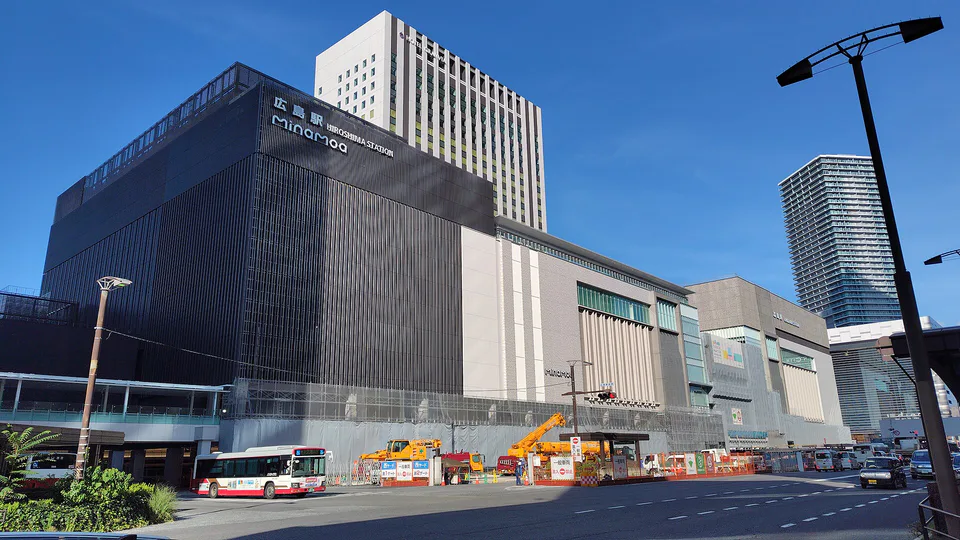 ภาพภายนอกสถานีฮิโรชิม่า เหมาะสำหรับนักเดินทางที่ให้ความสำคัญกับชินคันเซ็นและกระเป๋าเดินทางขนาดใหญ่