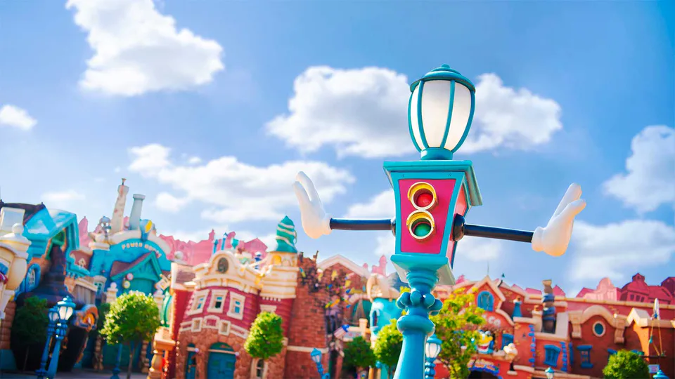 Tokyo Disneyland เหมาะกับผู้ที่ให้ความสำคัญกับปราสาท ตัวละครคลาสสิก และบรรยากาศ Disney แบบดั้งเดิม