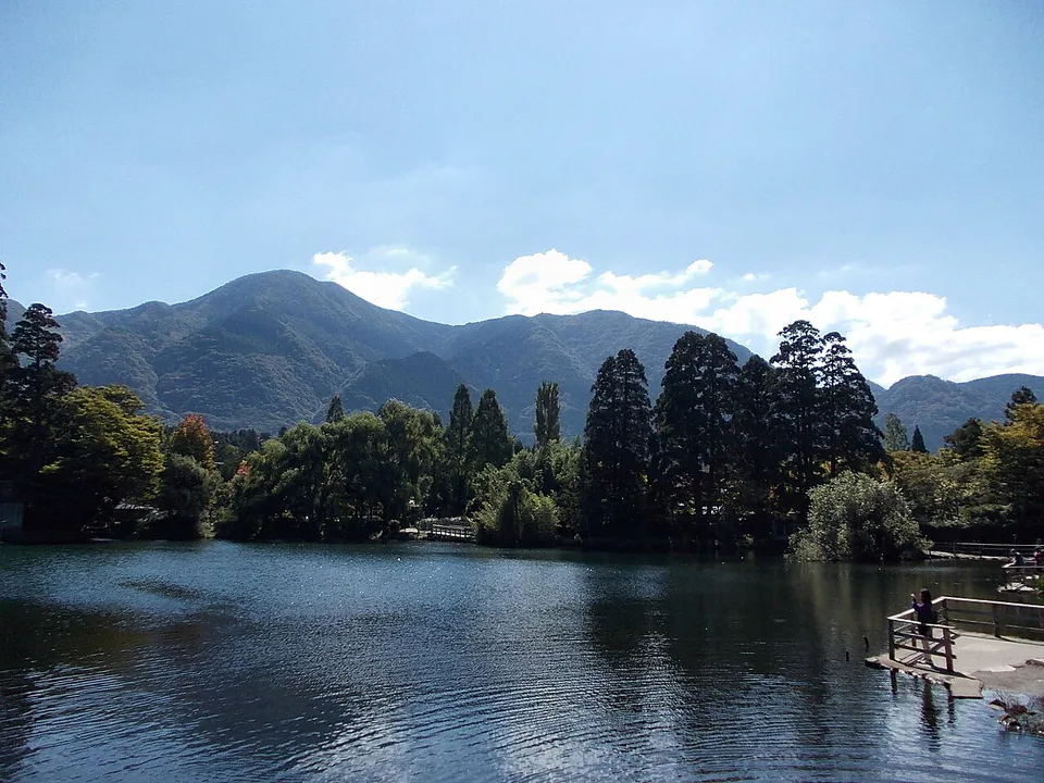 Lake Kinrin ในยุฟุอินช่วงฤดูใบไม้ร่วง ตัวอย่างจุดที่การพักค้างคืนช่วยเพิ่มคุณค่าของช่วงเช้า