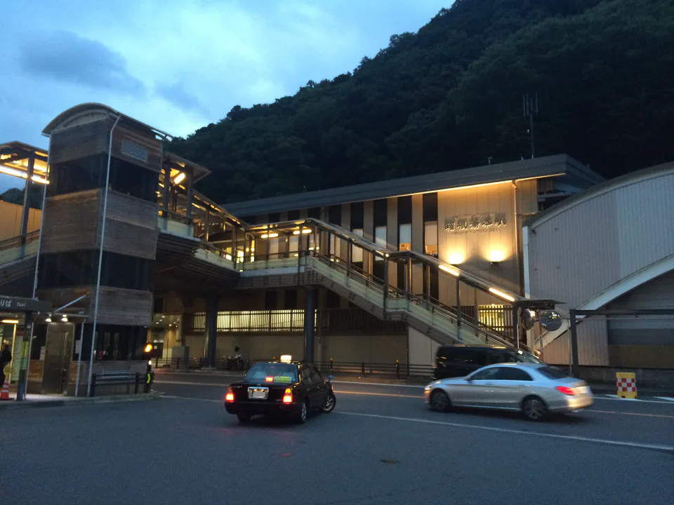 พื้นที่ Hakone-Yumoto และ Tonosawa สำหรับวางแผนเดินทางไปเรียวกังแบบไม่มีรถ