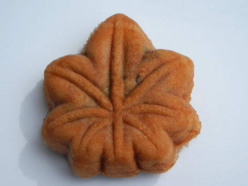 Momiji manju ขนมรูปใบเมเปิลของมิยาจิมะ เหมาะเป็นของว่างระหว่างเดินหรือซื้อเป็นของฝากก่อนออกจากเกาะ