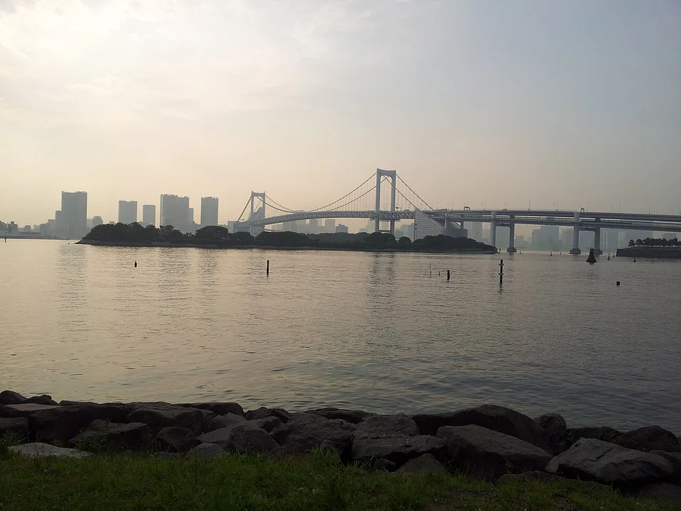 สะพานสายรุ้งโตเกียวไดบะในภาพจริง; สถานที่ท่องเที่ยวในไดบะและโทโชจิ ควรเป็นทีมแล็บ ห้องสำหรับครอบครัวในร่ม หรือวิวกลางคืนเท่านั้น จึงคุ้มค่าที่จะใช้เวลาครึ่งวันแยกต่างหาก